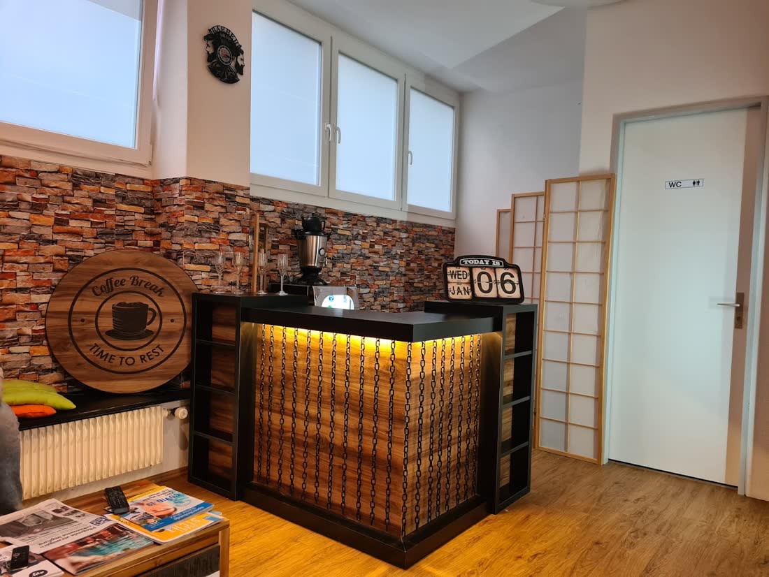 Enwer's Barber Shop — Wartebereich mit Coffee Corner